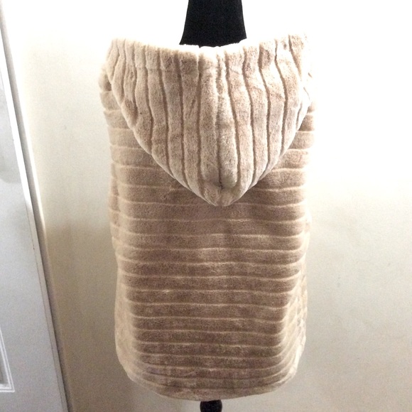 NWOT Papillon faux fur hooded vest - Picture 5 of 12